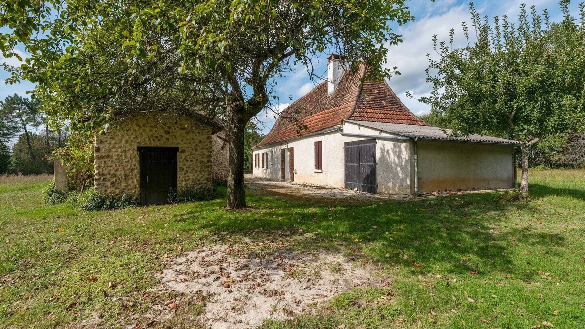 Cendrieux House | Vacation Home in Lacropte near Woods