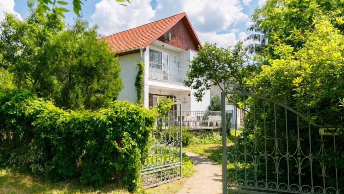 Belatelep House | Vacation home Iris by Interhome