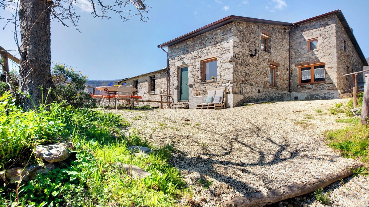 San Colombano Certenoli House | Vacation Home "Nature House Custu Giancu" with Mountain View, Pool & Wi-Fi