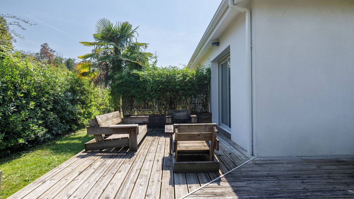 Sadirac House | Vacation Home "L Entre2mers" with Private Terrace, Tennis Court & Wi-Fi