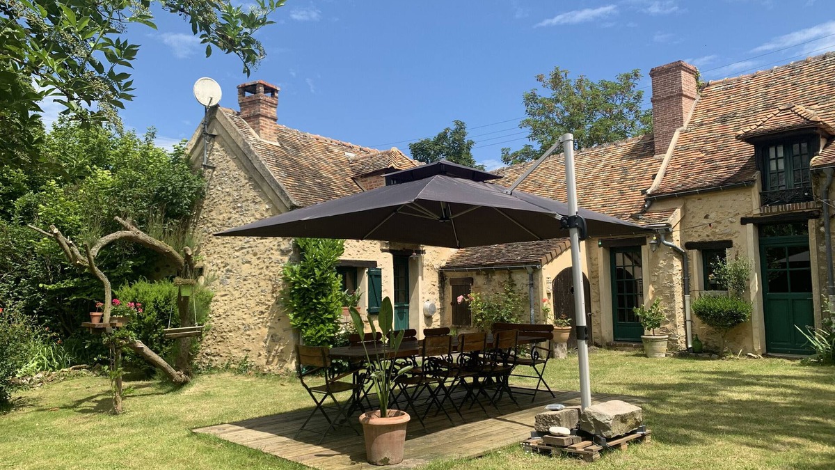 Garancieres House | Vacation Home "La Maison Du Grand Maronnier" with Wi-Fi