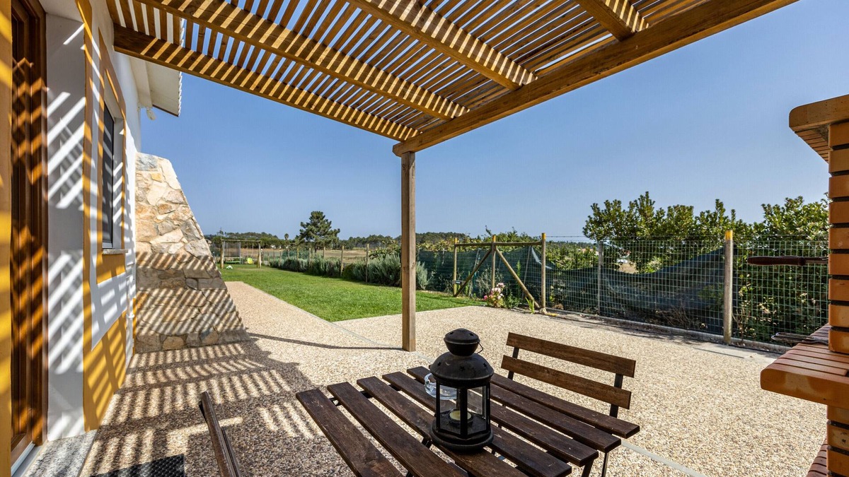 Camarate House | Vacation Home Monte do Tanoeiro - Casa Nova with Wi-Fi & Garden