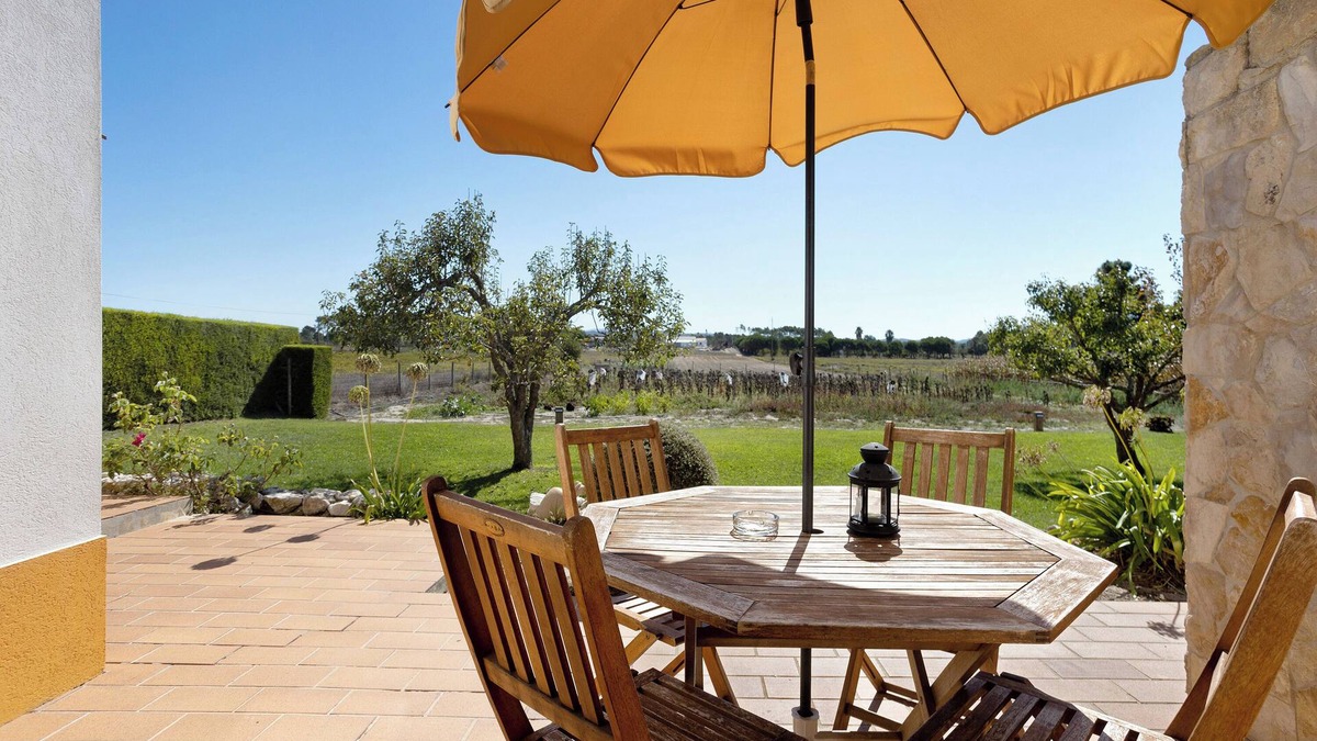Camarate House | Vacation Home Monte do Tanoeiro - Casa Tonel with Wi-Fi & Garden