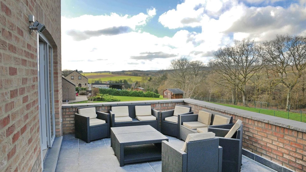 Somme-Leuze House | Vacation home Morice is situated on a hillside in a residential area near Durbuy.