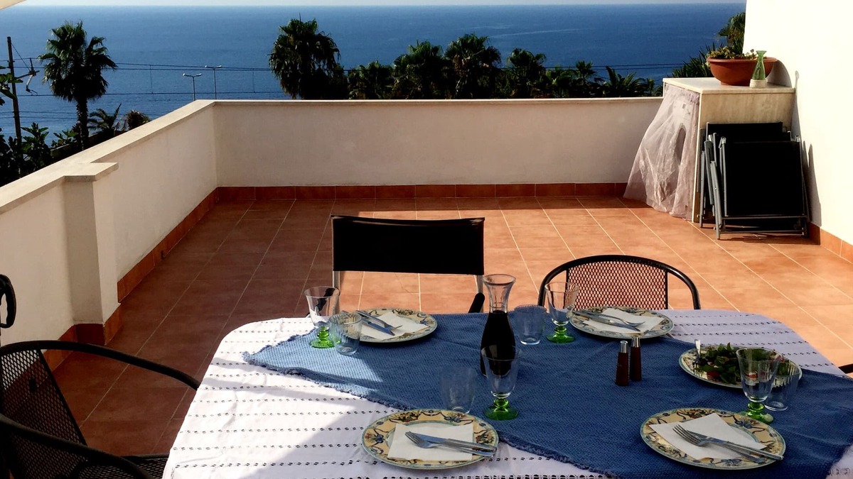 Santa Domenica House | Vacation home near Tropea in Calabria, located directly on the cliffs.