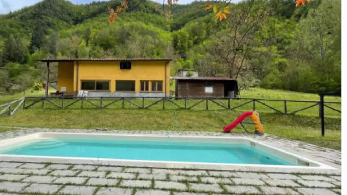 Gallicano House | Vacation Home "Relais In Spa La Grotta Del Vento" with Mountain View, Shared Pool & Wi-Fi