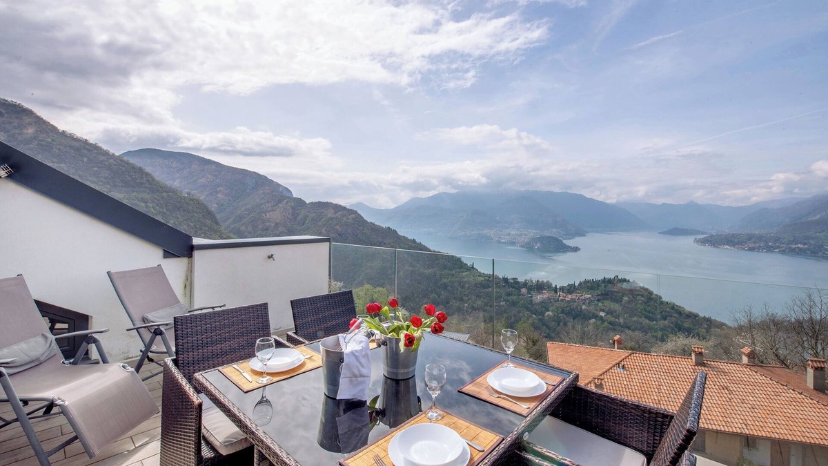 Perledo House | Vacation Home "Relax and Happiness" with Lake View, Shared Heated Indoor Pool & Wi-Fi