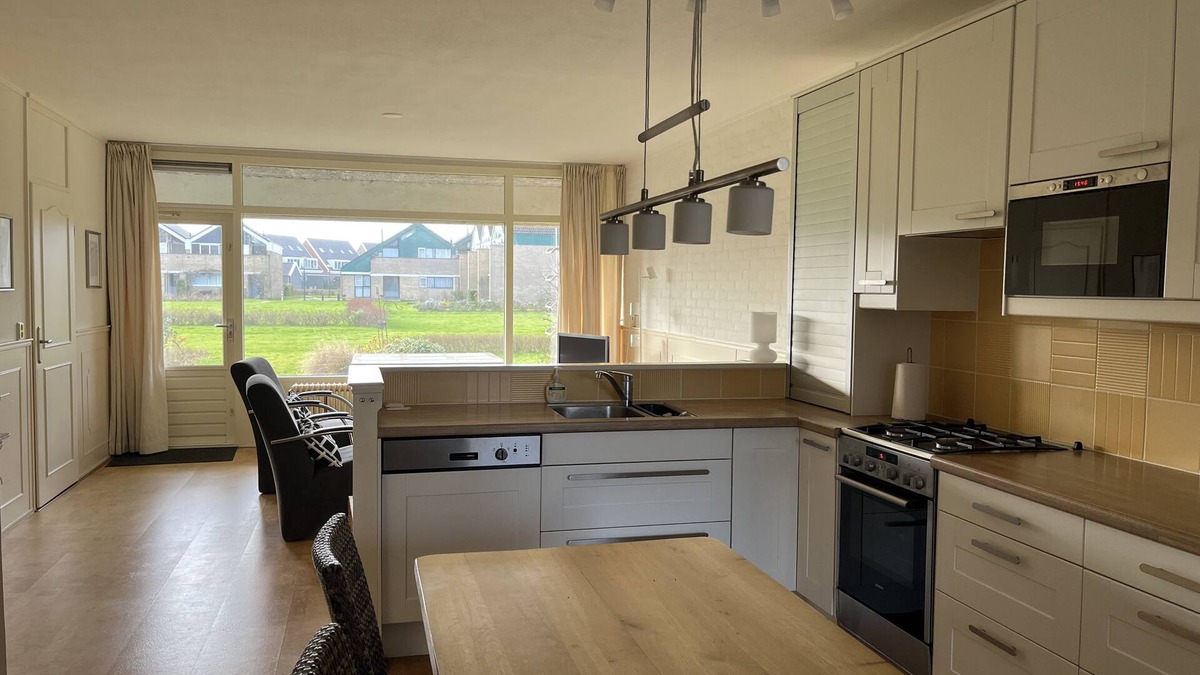 Heeg Apartment | Vacation home right on the water with mooring