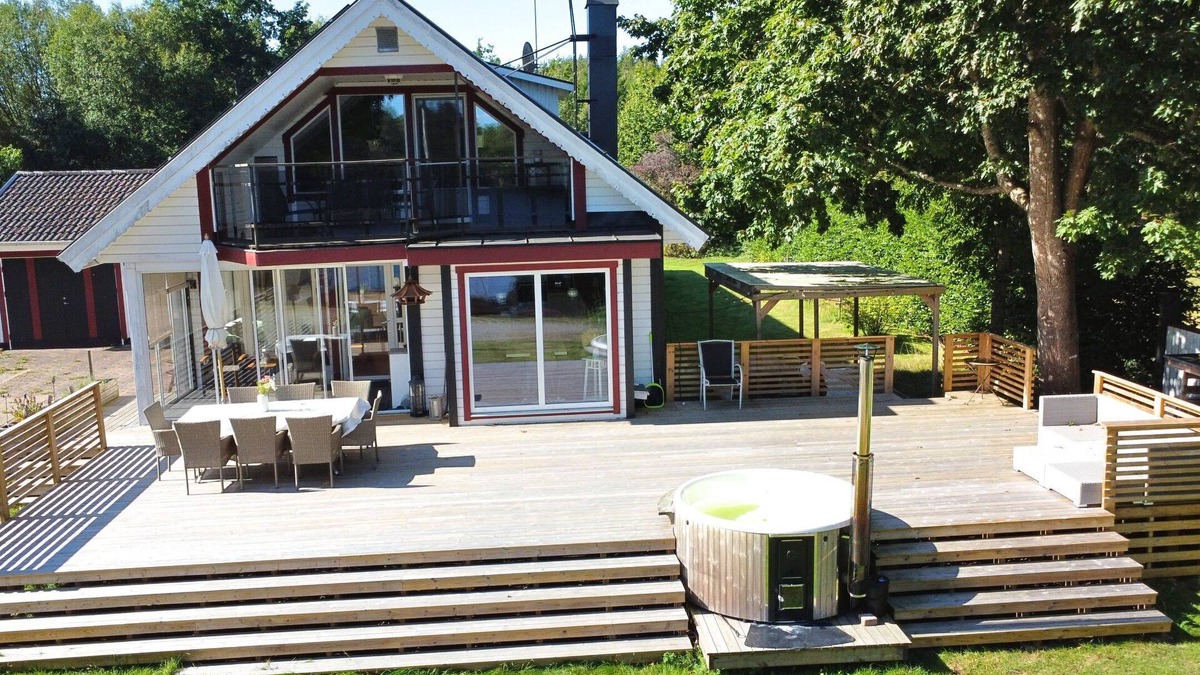 Vissefjaerda House | Vacation home right on the lake in Småland - Villa lake view with hot tub, boat & canoe