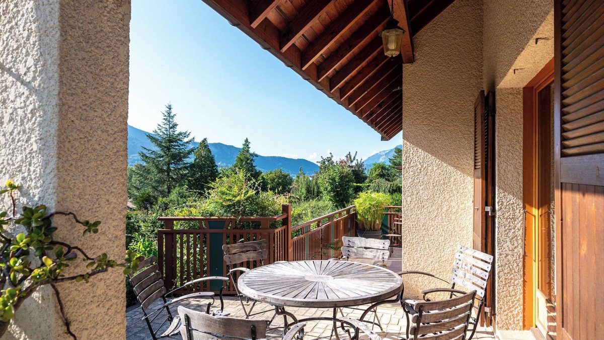 Verthier House | Vacation Home "Villa Ginkgo" with Lake View, 2 Private Terraces & Wi-Fi