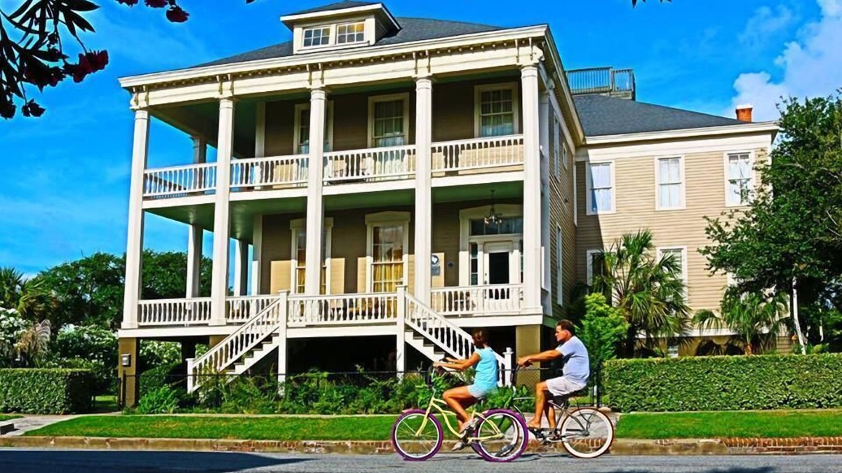 San Jacinto House | Vacation Home With Full Staff