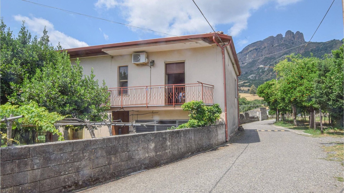Cimina House | Vacation home with great view of the mountains.