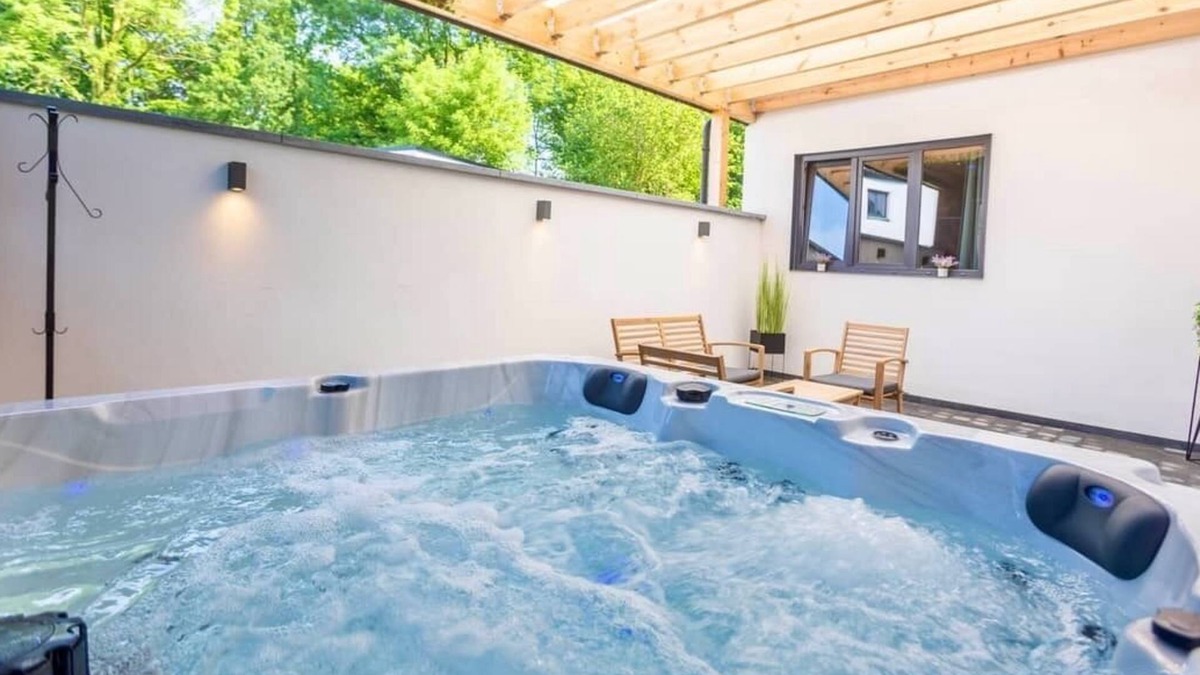Berneau House | Vacation home with jacuzzi