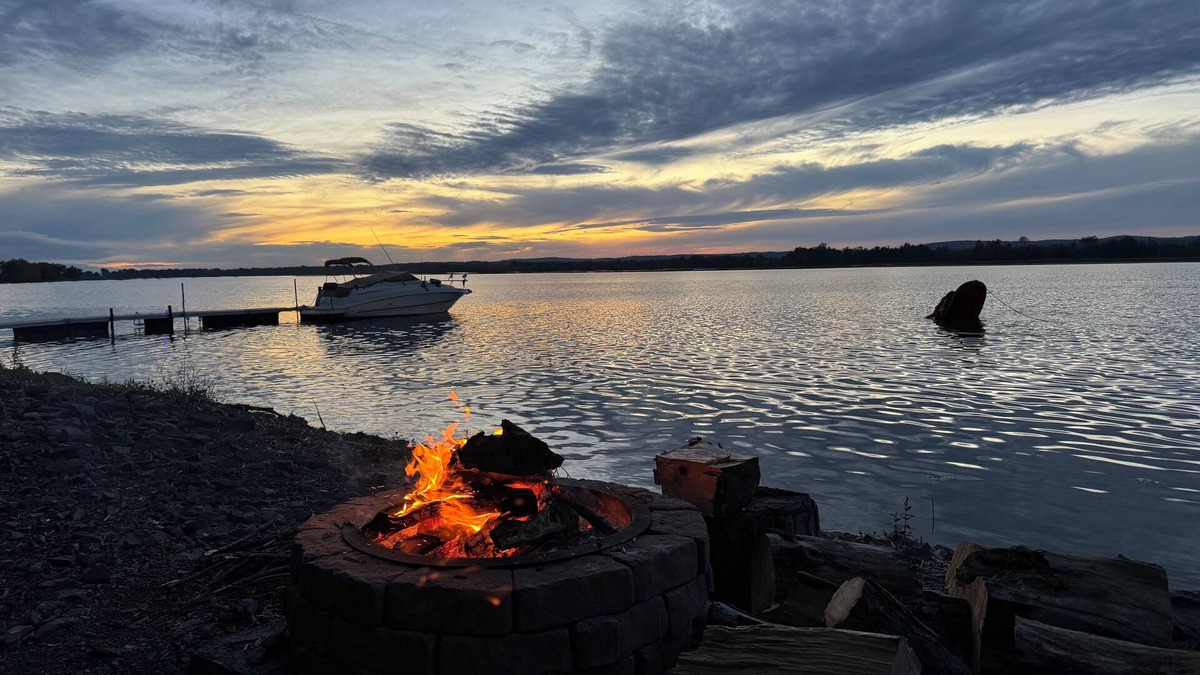 Plantagenet House | VACATION in 🇨🇦 CANADA 🇨🇦: Pet Friendly All-Season Getaway by the Ottawa River