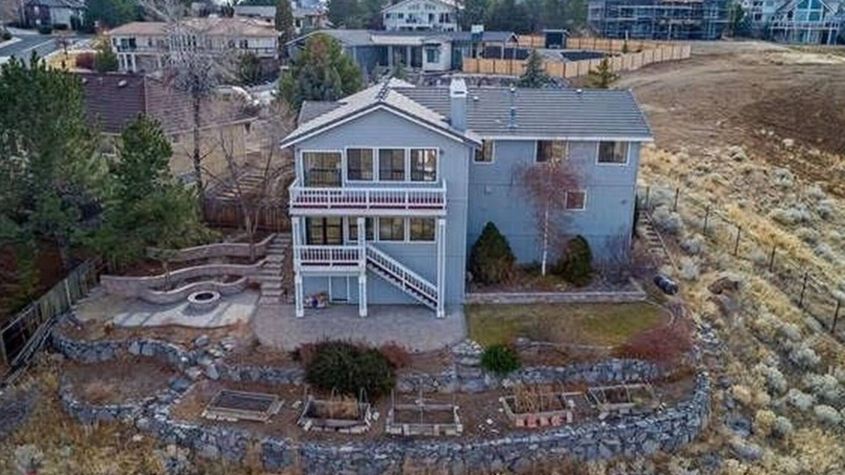 Reno House | VACATION IN ELEGANCE WITHIN FOUR MILES RENO'S ENTERTAINMENT DISTRICT
