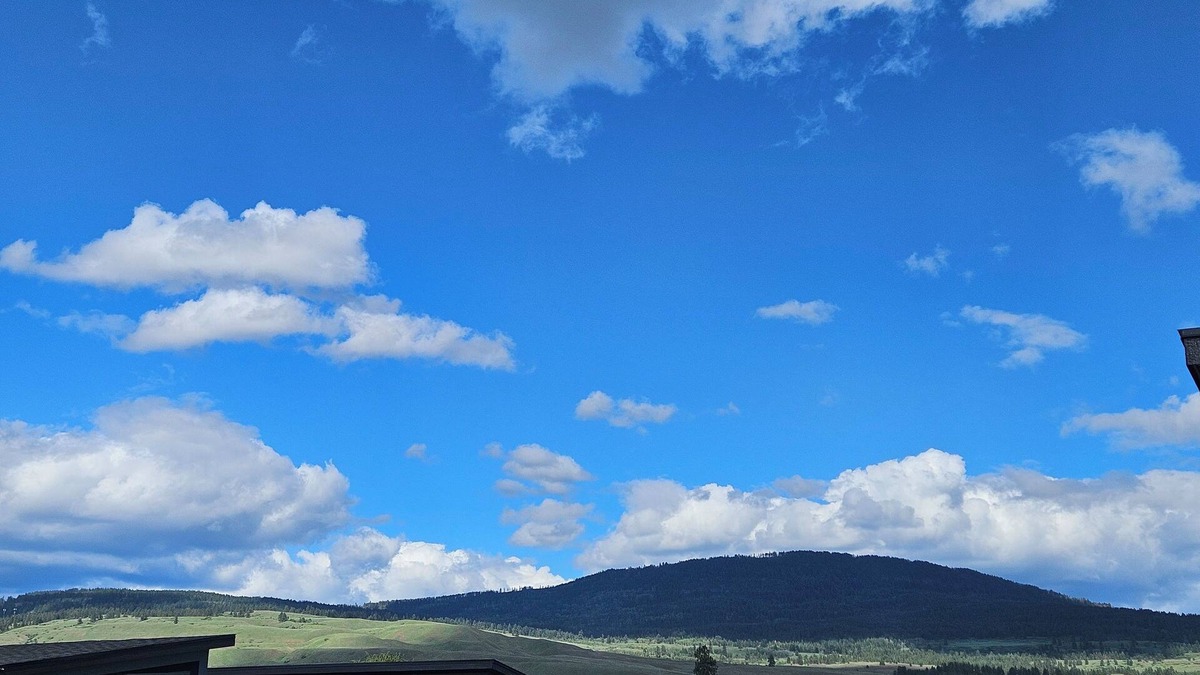 Central Okanagan House | Vacation in luxury ! A golfers Dream.Modern newly built modular home.