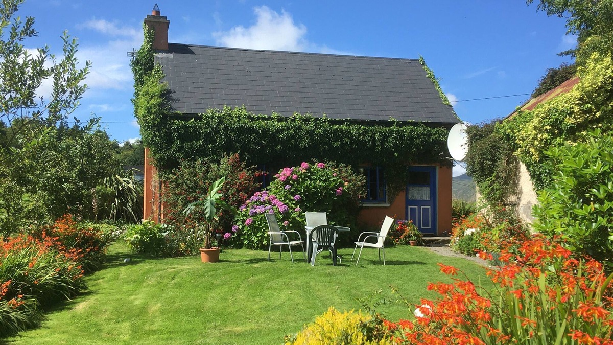 Cornamona Cottage | Vacation in paradise typical country house