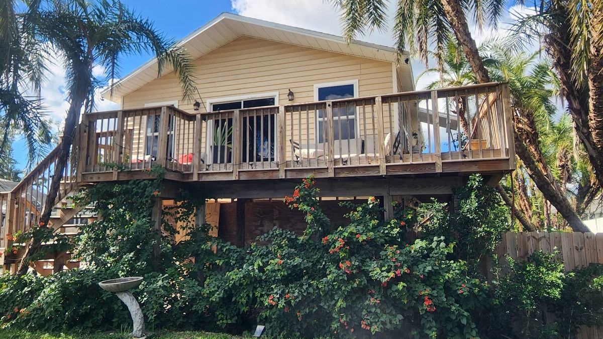 San Carlos Park House | Vacation is where memories are made at your own Tropical Oasis.