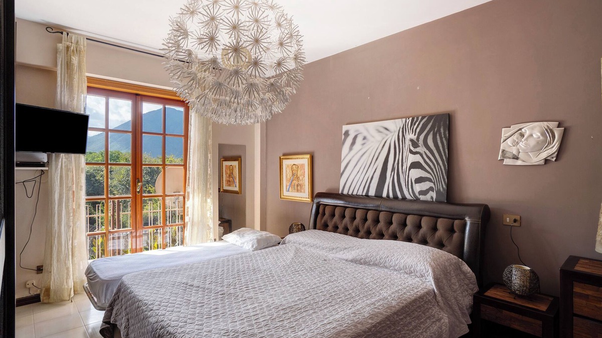 Santa Lucia di Serino House | Vacation Home "Casa Vacanza il Noce" with Indoor Pool, 4 Balconies & Wi-Fi