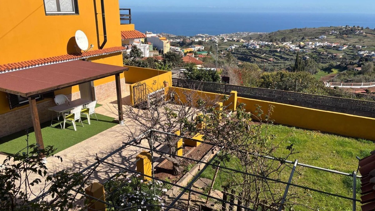 El Risco Apartment | Vacation Rental 'Brownie Apartment' with Sea View, Private Terrace and Wi-Fi