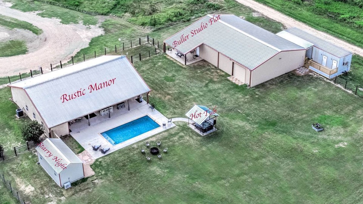 Brookshire Villa | Vacation Rental + Rustic Ranch Setting & On-Site Lodging & Indoor-Outdoor Events