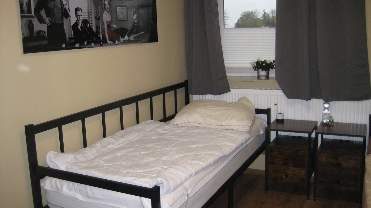 Neverin Apartment | Vacation room (4) Distance to the A20 8 minutes, to Neubrandenburg 10 minutes