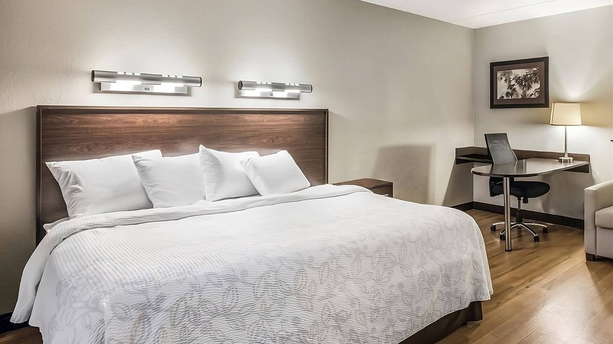 Woburn Hotel | Vacation Starts Here! 2 Comfortable Units, Pets Allowed, Steps to Woburn Mall!