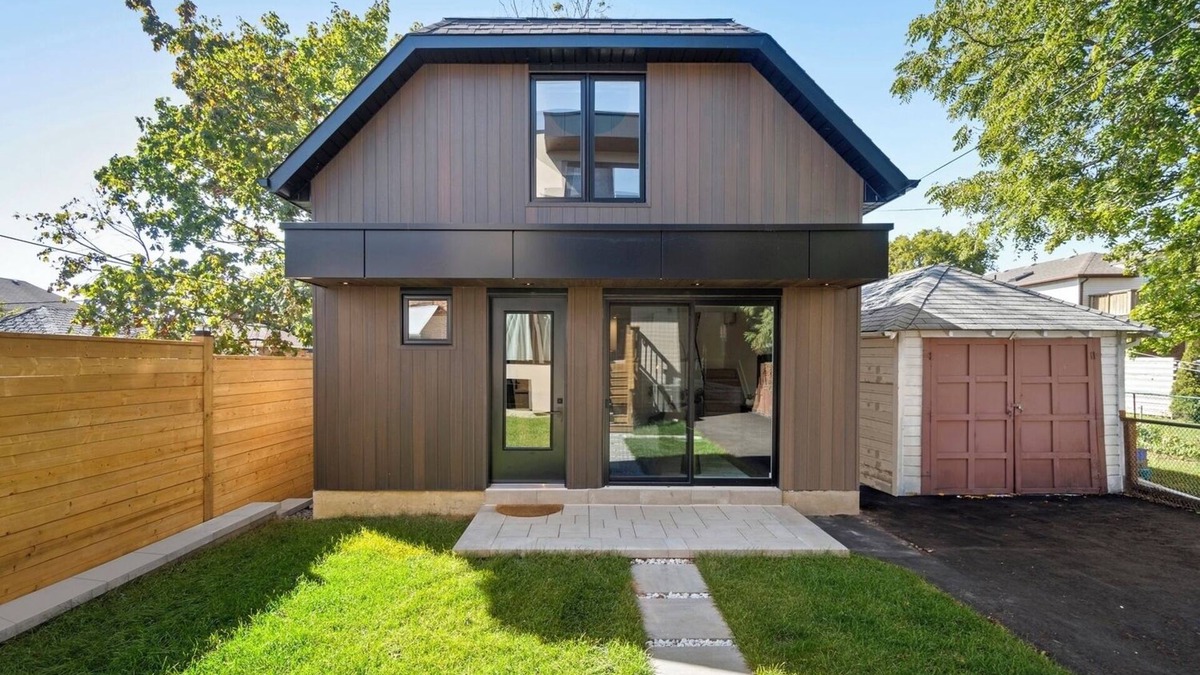 New Toronto House | Vacay By The Lake In This Cozy Garden Suite!