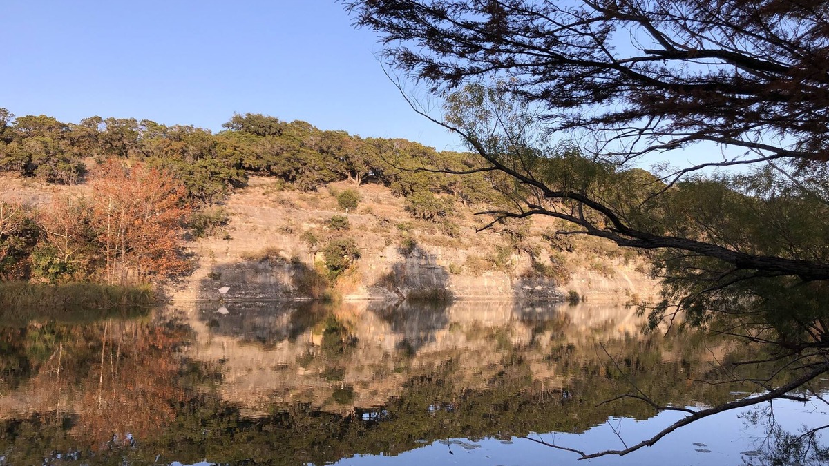 Hunt Cabin | Vaden Hunt House-Log House w/private Guadalupe River access
