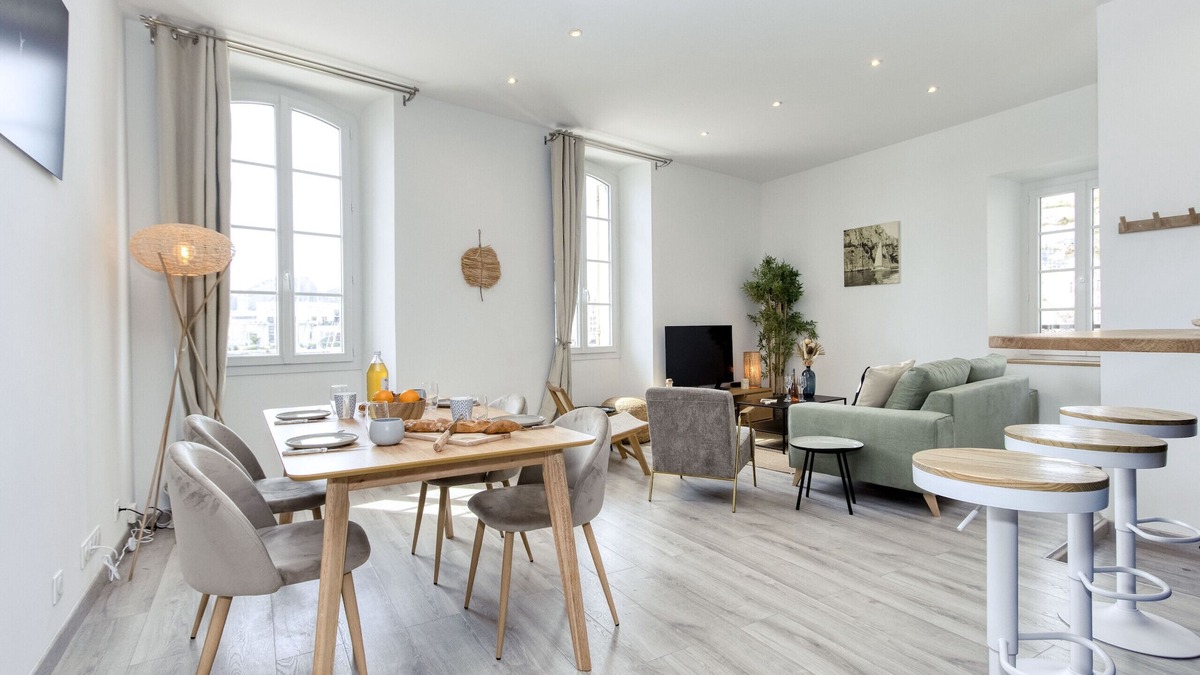 La Ciotat Apartment | Vairo. Bright duplex, port view, AC