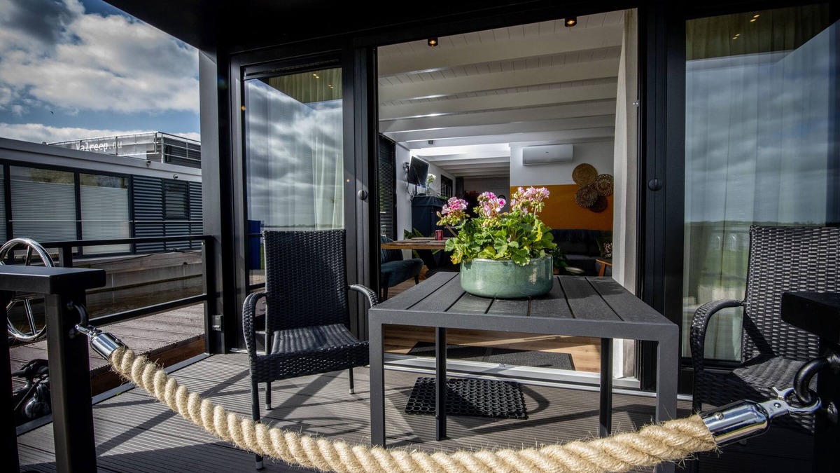Offingawier Boat Rental | Vakantiewoonboot De Waterparel Direct aan Sneekermeer