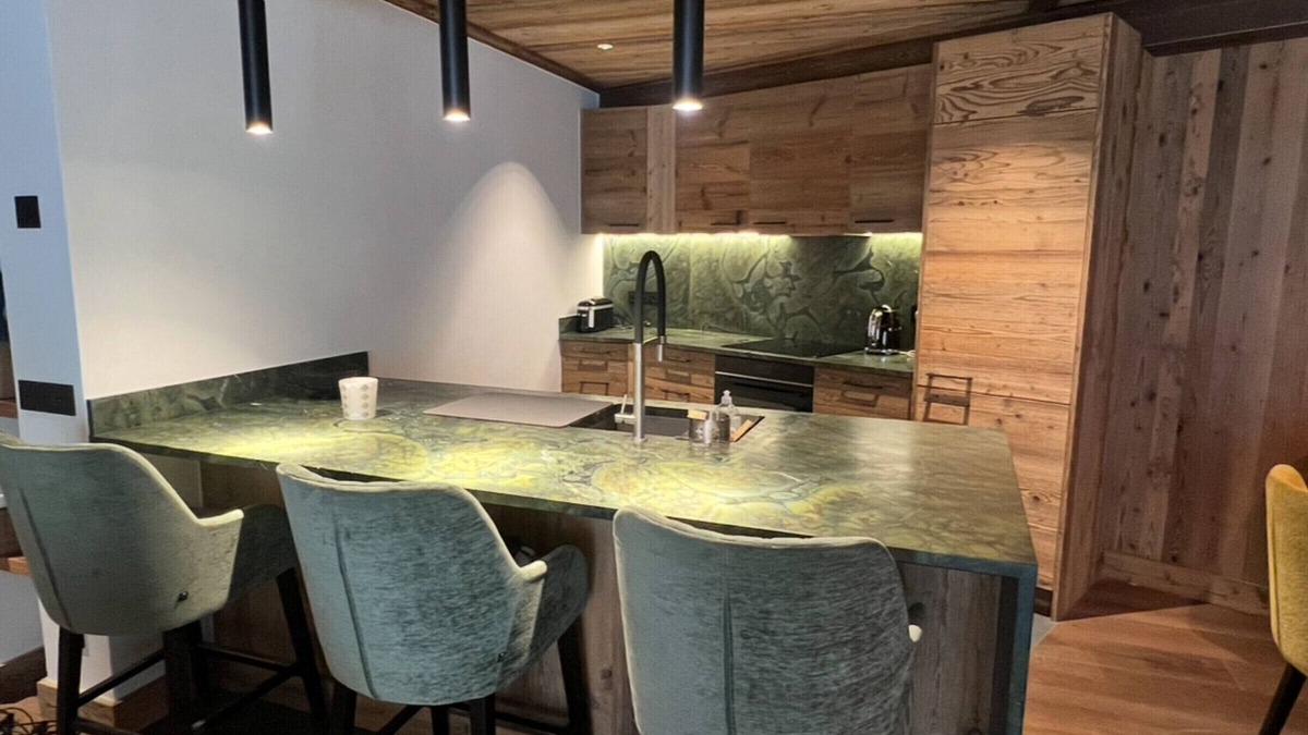 Le Cret Apartment | Val-d'Isère: 3-bed apt for 6, balcony with village view, parking, WIFI