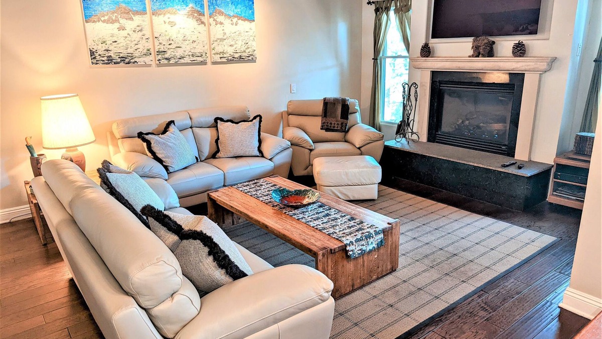 Mammoth Lakes Condo | Val D' Isere-Beautiful! - Ski In/Out! Condo.