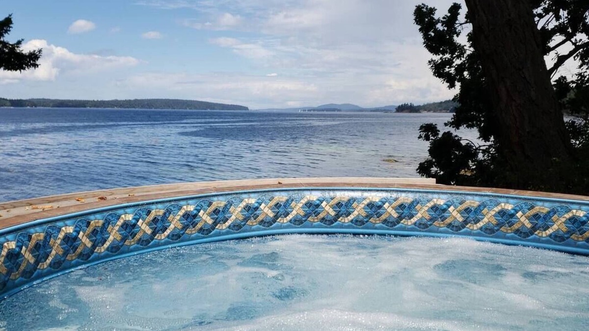 Salt Spring Island Cottage | Valhalla Cabins - The Loft (Oceanfront w/Hot Tub)nn