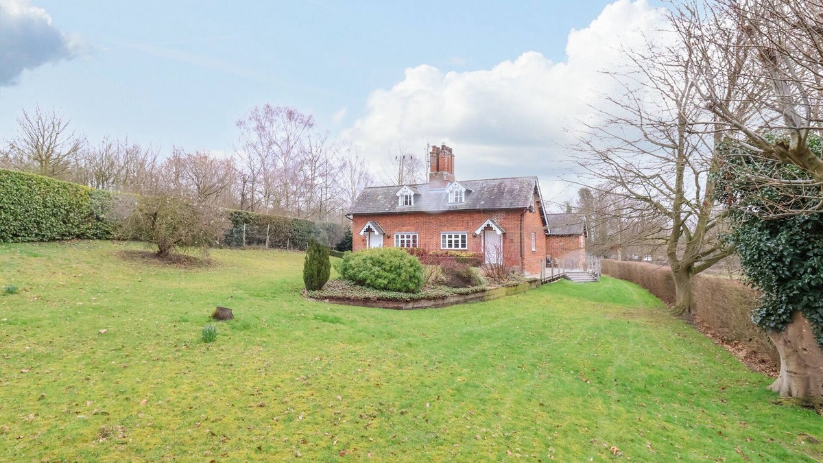 Melton Cottage | VALLEY FARM COTTAGE, family friendly, with a garden in Melton