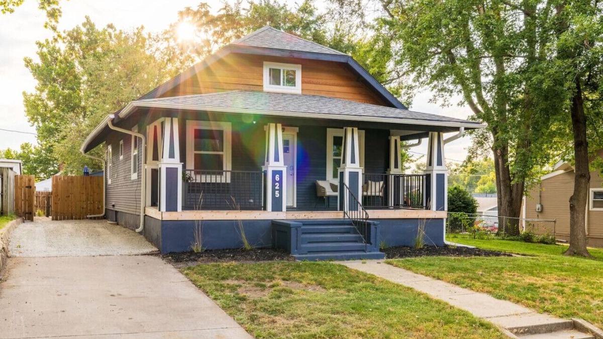 West Des Moines House | Valley Junction Gem W/Games and Outdoor space