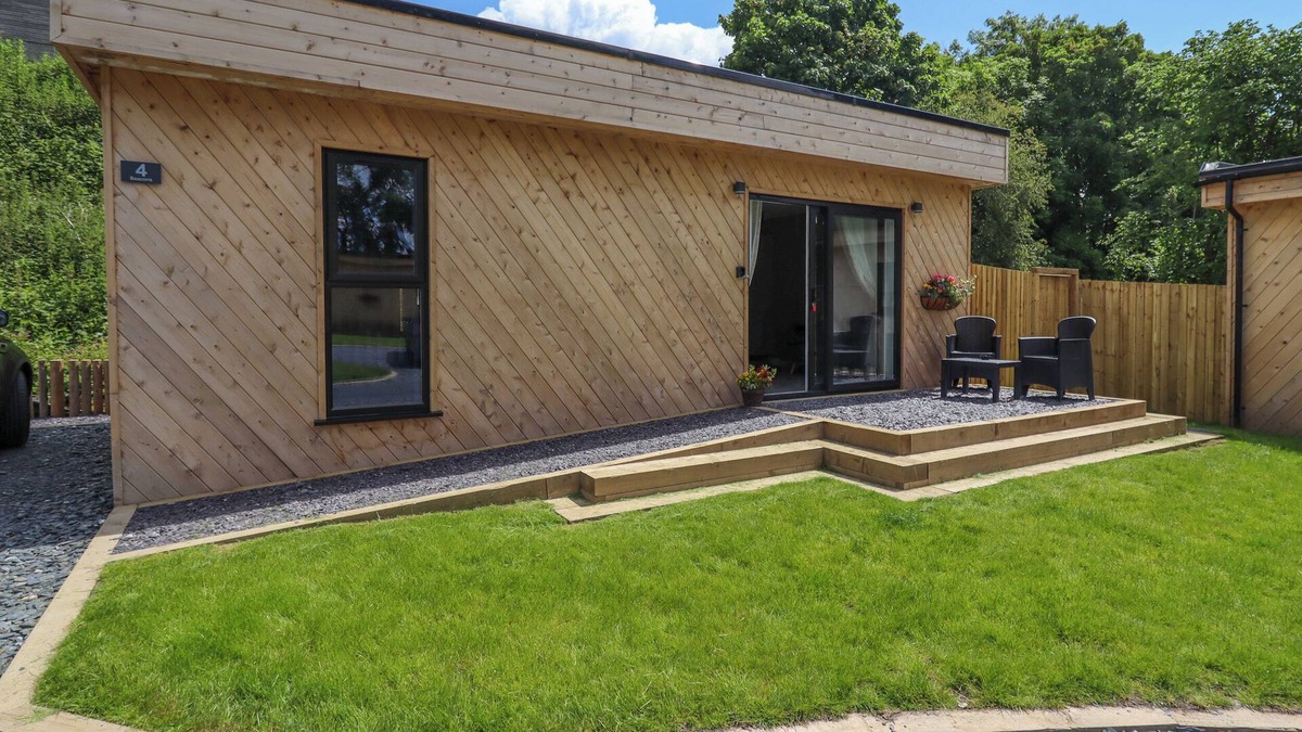 Graigfechan Cottage | VALLEY LODGE 4 - NORTH WALES ECO LODGES, pet friendly in Ruthin