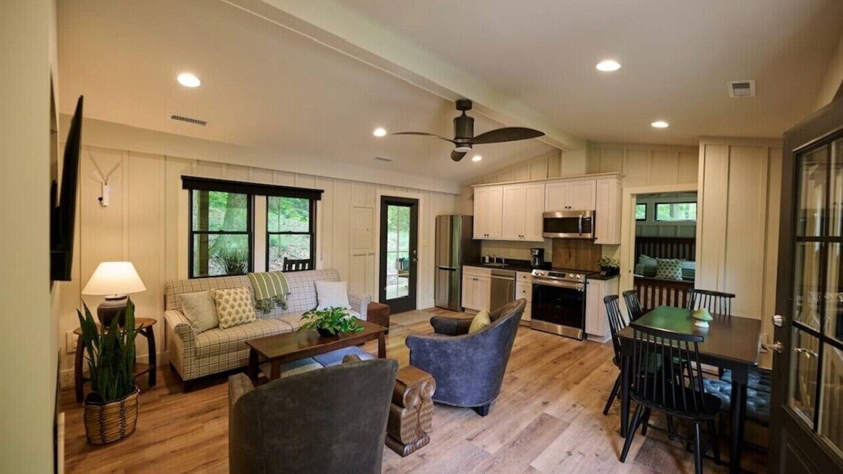 Cuyahoga Falls Cabin | Valley Overlook, Peninsula, Ohio - Luxury Cabin adjoins National Parkn