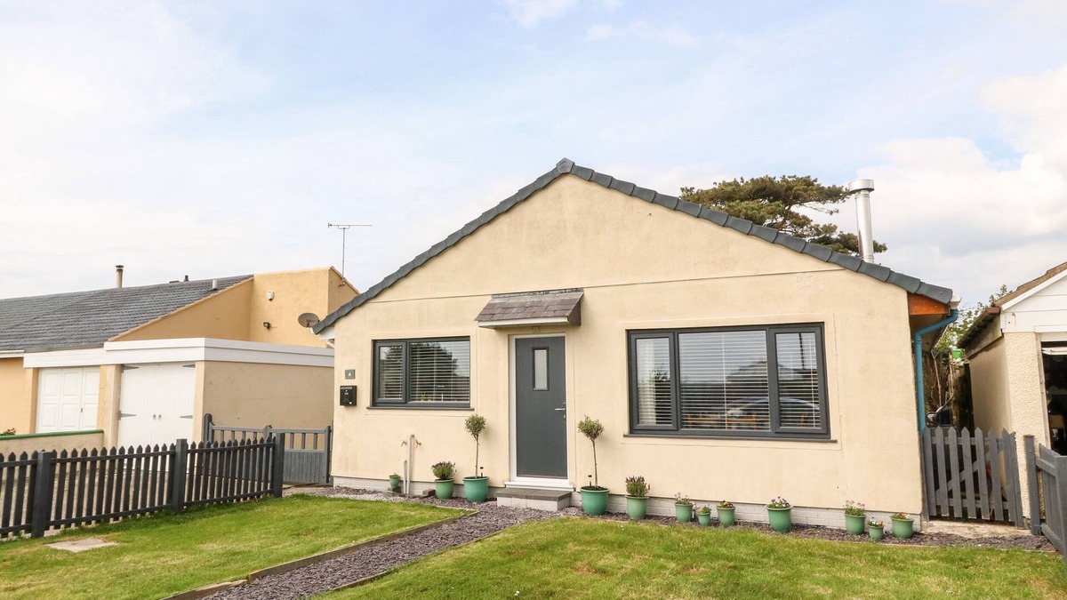 Holyhead Cottage | VALLEY PINES, pet friendly, with hot tub in Valley