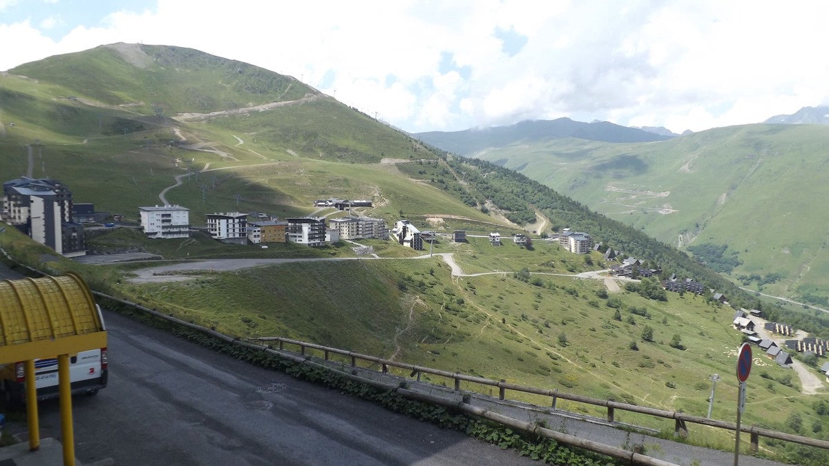 Cadeilhan-Trachere Apartment | Valley view apartment