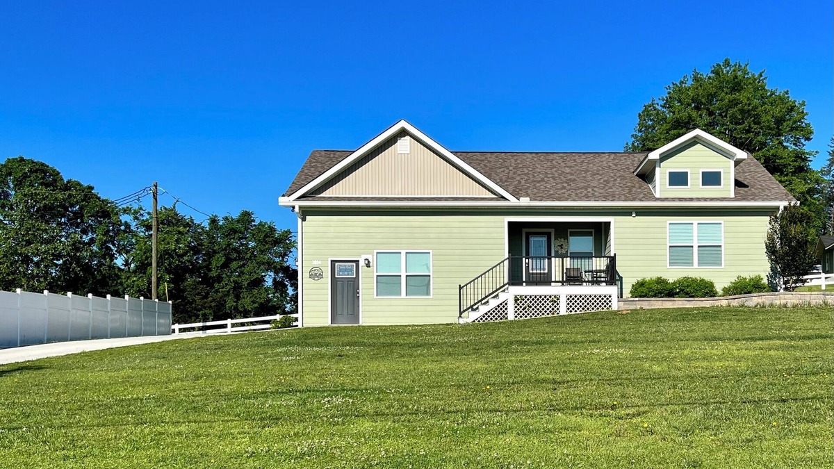 Pigeon Forge Cottage | Valley View, Easy Accessible 2 min to Parkway with AC, WiFi, Hot Tub