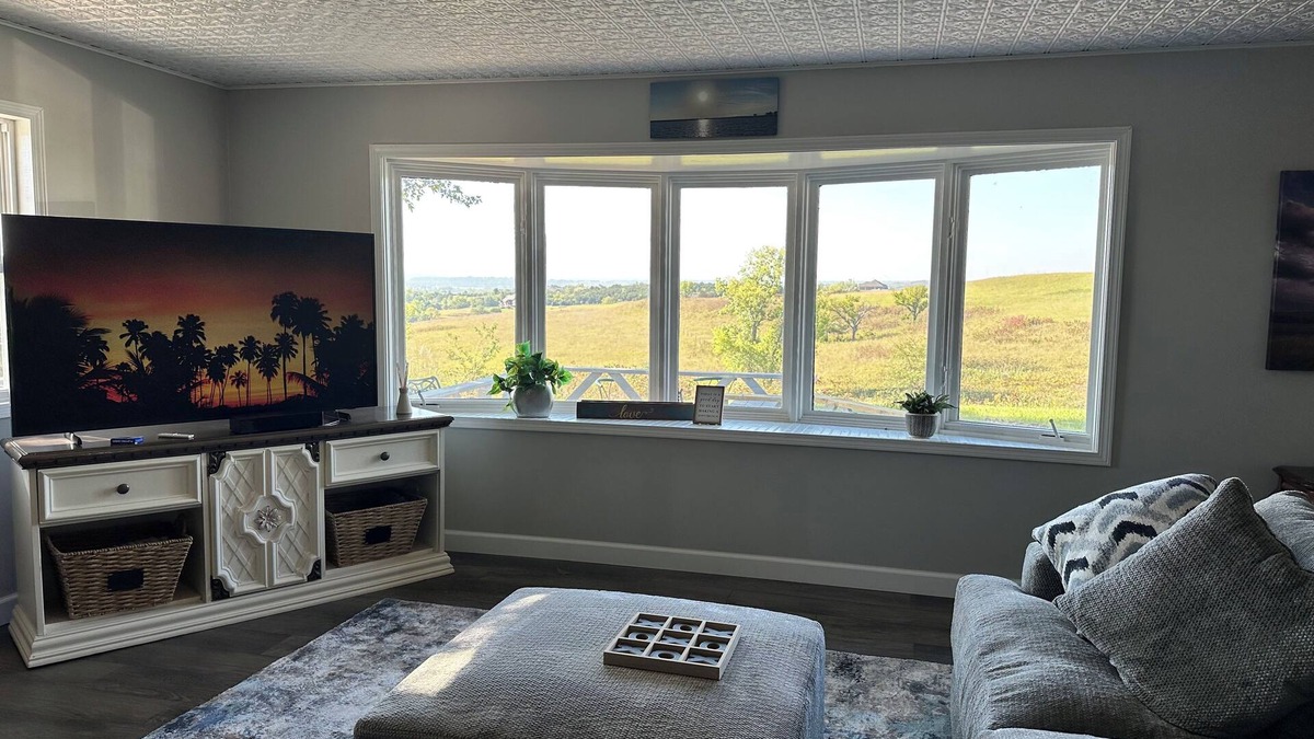Manhattan House | Valley View Hideaway - Charming 2-bedroom house