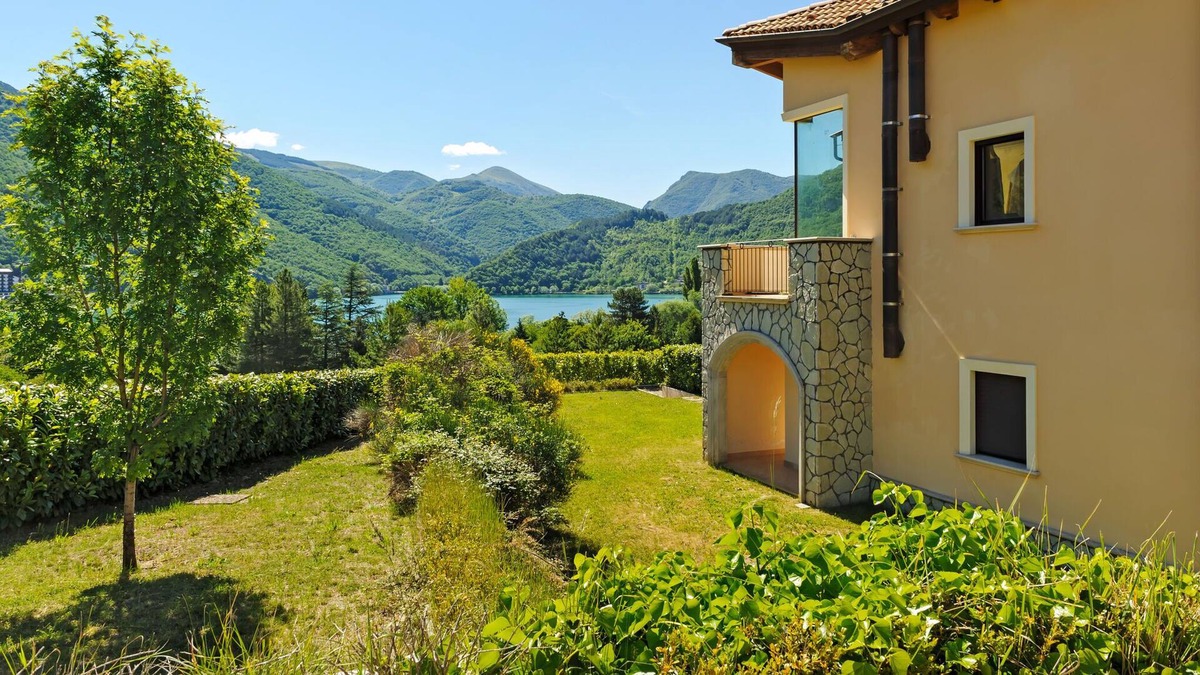 Scanno House | Valley-View Holiday Home in Scanno with Garden