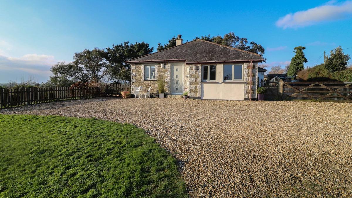 Saint Goran Cottage | VALLEY VIEW, pet friendly, with a garden in Mevagissey
