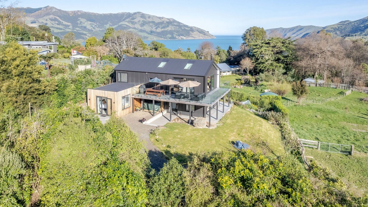 Wainui House | Valley View - Wainui Holiday Home