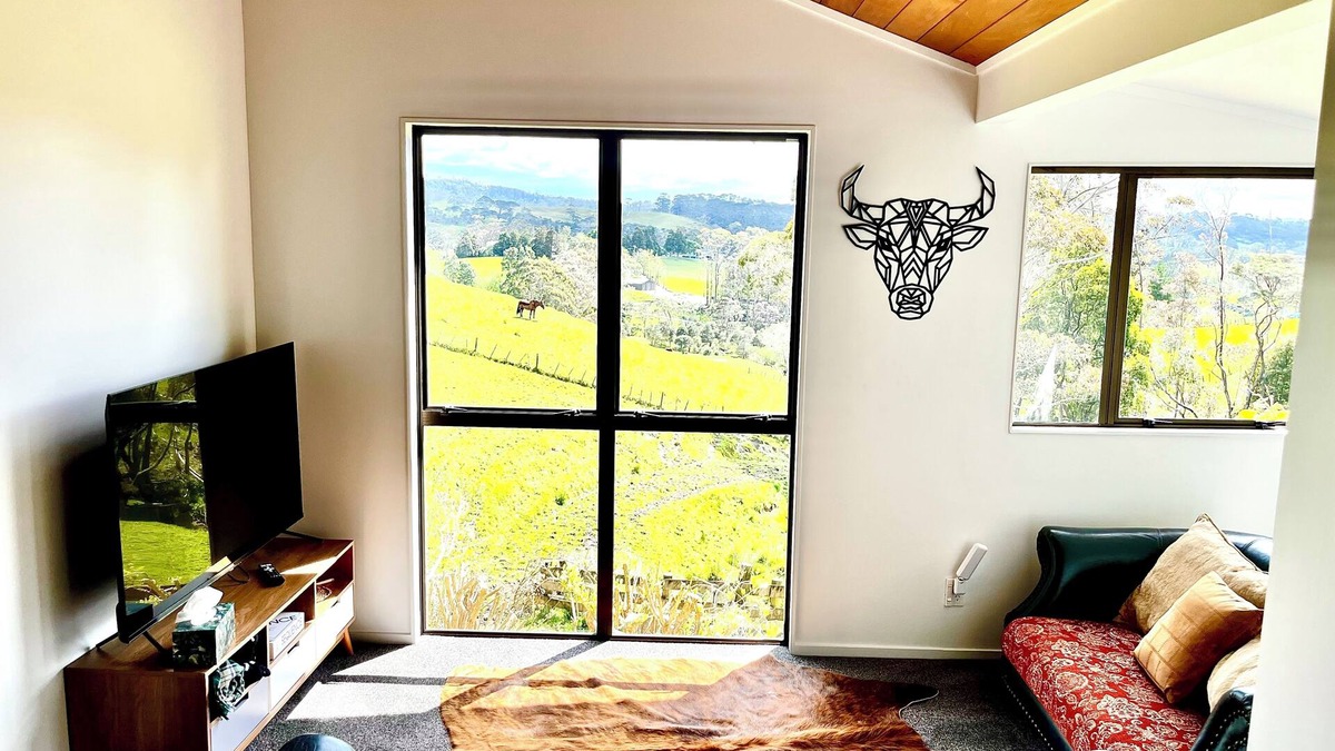 Waiatarua House | Valley Views Home