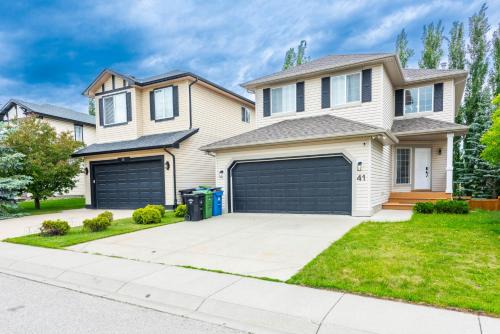 Valley Ridge Villa | Valley Villa Spacious 5BD Getaway! Sleep 12, 1hr to Banff, 40 Mins Canmore, 5 mins to WinSport & Olympic park
