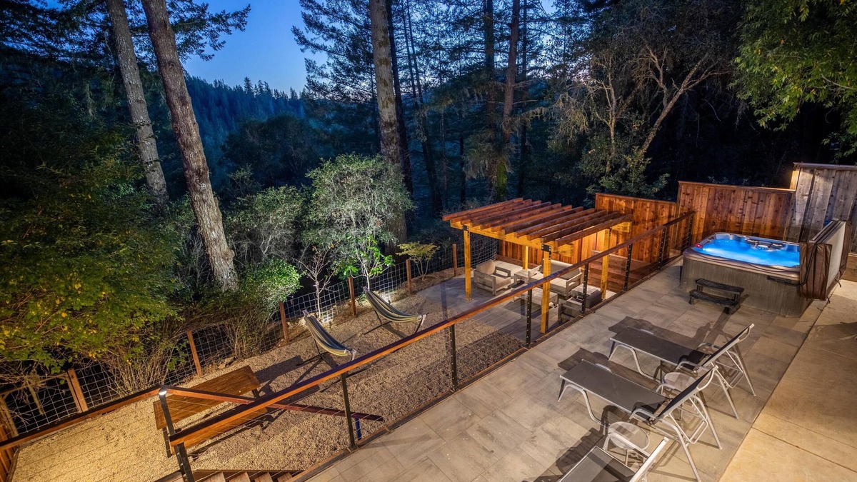 Guerneville House | Valley Vista | Complimentary wine tasting at Croix Estate included!