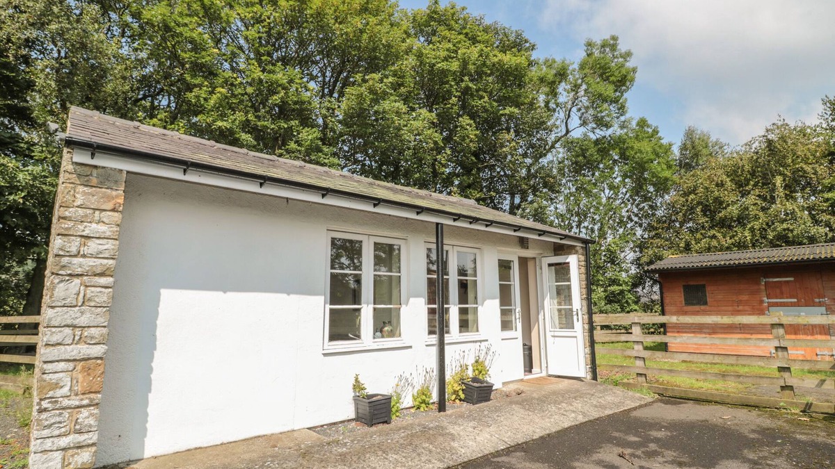 Twice Brewed Cottage | VALLUM KIOSK, pet friendly, character holiday cottage in Haltwhistle