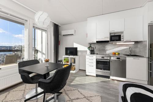 Hameenlinna Apartment | Valoisa huoneisto parvekkeella ja järvinäköalalla